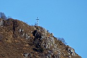 39 Maxi zoom sulla croce (1425 m) del Monte Castello su versante verso Valpiana